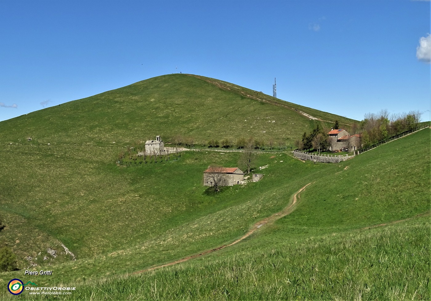 35 Bella vista in cima Linzone (1392 m) e verso il Santuario-Sacra Famiglia di Nazareth.JPG